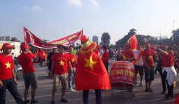 CĐV dán băng rôn khẩu hiệu lên “siêu xe' để “tiếp lửa” đội tuyển Việt Nam