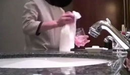 Dùng khăn tắm của khách để lau nhà, dọn bồn cầu, hàng loạt khách sạn 5 sao tại Trung Quốc phải công khai xin lỗi