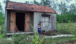 Bé 7 tuổi không cha ngồi trước căn nhà hoang đợi mẹ thần kinh bỏ đi biệt tích cả năm trời