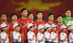 Bạn bè quốc tế choáng ngợp trước cảnh hát quốc ca Việt Nam hoành tráng trên sân Mỹ Đình