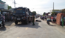 Sau va chạm, tài xế lùi xe cán bé gái 15 tuổi tử vong