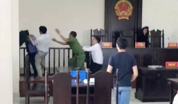 Đề nghị truy tố 2 anh em hành hung kiểm sát viên, công an giữa phiên tòa