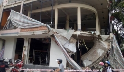 Ban công nhà 2 tầng bất ngờ đổ sập, 2 công nhân bị vùi lấp trong đống đổ nát