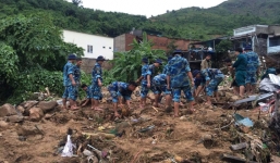 Mưa lũ, sạt lở kinh hoàng ở Nha Trang: Người dân dùng tay đào bới tìm thi thể bé trai và người phụ nữ trong đống đổ nát