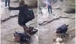 Phẫn nộ cảnh bé trai bị bại não bị nhóm bạn bắt nằm xuống vũng nước giẫm lên lưng