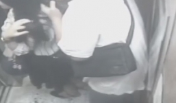 Kẻ biến thái đứng sau ngửi và gặm tóc cô gái trong thang máy