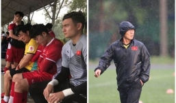 Mưa như trút nước trong buổi tập đầu tiên của tuyển Việt Nam tại Myanmar