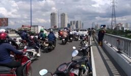 Người đàn ông bỏ lại xe máy, nhảy cầu tự tử