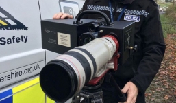 Góc gear chất: Cảnh sát giao thông tại Anh sử dụng ống kính Canon 100 - 400mm để bắn tốc độ!