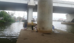 Cần thủ hoảng hốt bỏ chạy khi thấy thi thể trôi trên sông