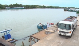 Thuyền chở 26 tấn axit gặp nạn, chìm xuống sông Đồng Nai