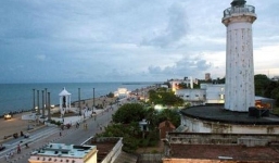 Nhảy cầu tự tử nhưng bị dạt vào bờ, cô gái bị 2 gã mò cua cưỡng bức