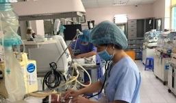 Vừa sinh đã mắc bệnh hiểm, bác sĩ giục 'đi viện nhanh còn kịp': Thủ phạm đến từ 1 nụ hôn