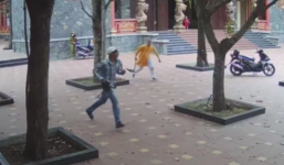 Sư trụ trì cầm xẻng truy đuổi, quật ngã tên trộm tiền công đức trong chùa