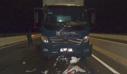 Xe máy vỡ tan nát sau va chạm xe tải, 2 thiếu nữ tử vong thương tâm