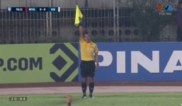 Trọng tài cười tươi khi bắt việt vị Văn Toàn là người Thái Lan, mới lần thứ 2 làm nhiệm vụ