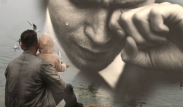 Người cha bị đàm tiếu vì mặc quần áo trái lên thăm con và sự thật rơi nước mắt ở phía sau