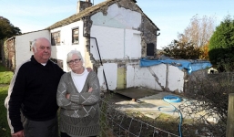 Hy hữu: Cặp đôi hốt hoảng phát hiện nhà thiếu 1 bức tường, mái không cánh mà bay sau kỳ nghỉ lễ