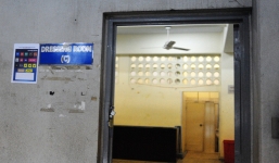 Phòng thay đồ của tuyển Việt Nam ở Myanmar: Nhà vệ sinh bốc mùi, ghế ngồi rỉ sét