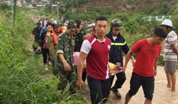 Sạt lở kinh hoàng ở Nha Trang: Bà ngoại đau đớn thấy thi thể cháu mắc ở cây xoài