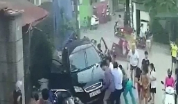 Ô tô mất lái lao vào đám đông, húc văng nhiều người ở Hà Nội