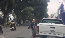 Người đàn ông ngoại quốc thản nhiên tè bậy tại bờ hồ Hoàn Kiếm giữa ban ngày khiến nhiều người bức xúc