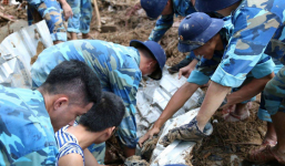 Chùm ảnh: Người dân Nha Trang đau xót dựng bàn thờ chung cho những nạn nhân đã khuất sau trận lũ và sạt lở lịch sử