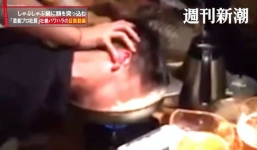 Giám đốc công ty giải trí dúi đầu nhân viên vào nồi lẩu sôi để làm trò