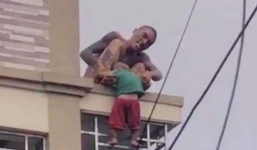 Thông tin mới nhất vụ bé trai bị bố nghi ngáo đá ném từ mái nhà xuống đất 