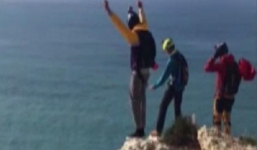 Dù không bung mở, người đàn ông rơi từ vách đá cao 95m xuống đất tử vong