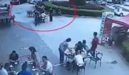 Chê thức ăn có vấn đề, thực khách bị đầu bếp hất cả nồi nước sôi vào người