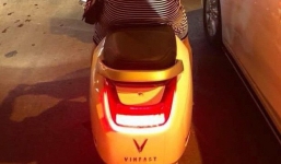 Mới mở bán được vài giờ, người dân đã bắt gặp xe máy điện VinFast lăn bánh trên phố đông