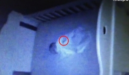 Theo dõi con ngủ qua video, mẹ phát hiện 'chấm đen lớn' đang di chuyển trên người bé