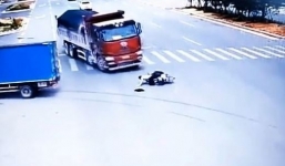 Thản nhiên đứng dậy như chưa hề có chuyện gì dù bị 2 xe tải đâm liên tiếp