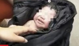 Bé sơ sinh Trung Quốc bị mẹ vứt bỏ trong thùng rác gây phẫn nộ