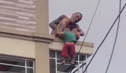 Lời khai bất ngờ của ông bố thả con 17 tháng từ tầng 2 xuống đất