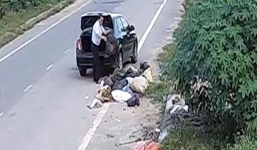 Nguyên cán bộ phòng LĐTBXH đi xe ô tô vứt rác xuống đường bị phạt 3 triệu đồng