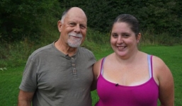 Hy hữu: Cô gái 28 tuổi kết hôn với chồng cũ 69 tuổi của mẹ