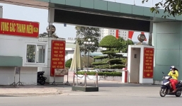 Chạy vào trụ sở công an tỉnh, nữ tài xế vẫn bị nhóm côn đồ hành hung