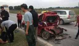 Tài xế xe tải gặp nạn vừa được đưa lên taxi tiếp tục bị xe khác đâm trúng