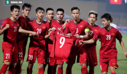 Cảm động: ĐT Việt Nam ăn mừng với áo đấu của Văn Toàn sau bàn thắng vào lưới Campuchia