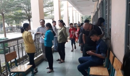 Bão số 9 ngấp nghé Sài Gòn, 4.000 dân Cần Giờ đội mưa sơ tán