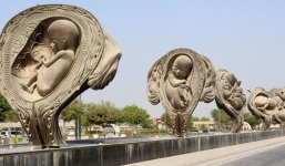 Qatar: 14 bức tượng khắc họa quá trình từ phôi thai đến trẻ sơ sinh trưng bày nơi công cộng gây tranh cãi