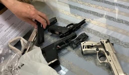 Hành khách mang va li chứa 3 khẩu súng từ Pháp về Việt Nam bị bắt ở sân bay Tân Sơn Nhất