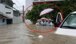 Clip: Nhân viên 115 ngâm mình trong nước lũ, chuyển bệnh nhân vào bệnh viện 