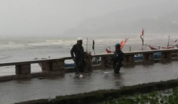 Nhiều ngư dân Vũng Tàu liều lĩnh ra biển kiểm tra tài sản giữa cơn bão số 9 quét qua