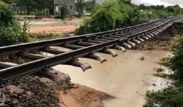 Bão số 9 chưa đổ bộ, đường sắt Bắc - Nam bị tê liệt vì nước cuốn trôi đường ray