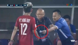 Tiết lộ 'mật thư' thầy Park đưa cho Hồng Duy trong trận đấu với Campuchia