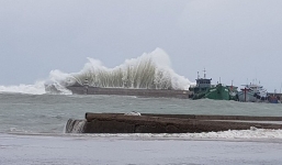 Bão số 9: Sóng cao 9m cuộn chân giàn khoan ở Vũng Tàu, người dân TP.HCM không dám ra đường