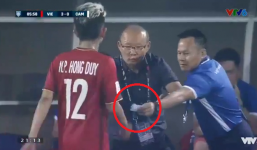 Tiết lộ mẩu giấy 'nhắc bài' thầy Park đưa cho Hồng Duy trong trận đấu với Campuchia